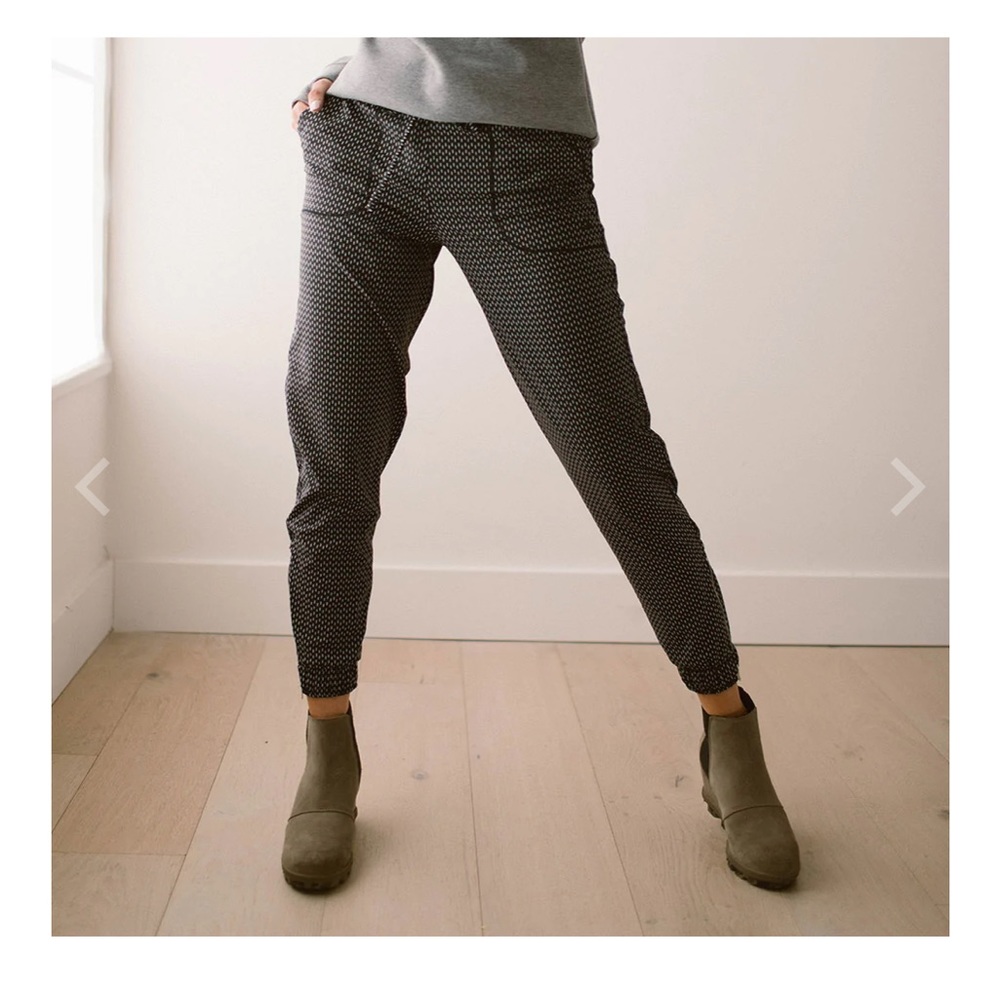 Albion Fit Dash Jetsetters Joggers, size medium.